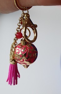Dermacol - Solid perfume keychain Magnolia and Passion Fruit - Luxusné kľúčenka s tuhým parfumom Magnolia a ovocie - 1